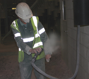 Safe and efficient de-dusting of personnel and equipment