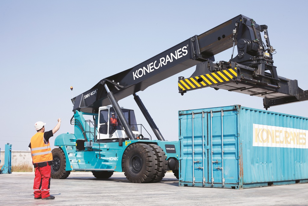 reach stacker (small)