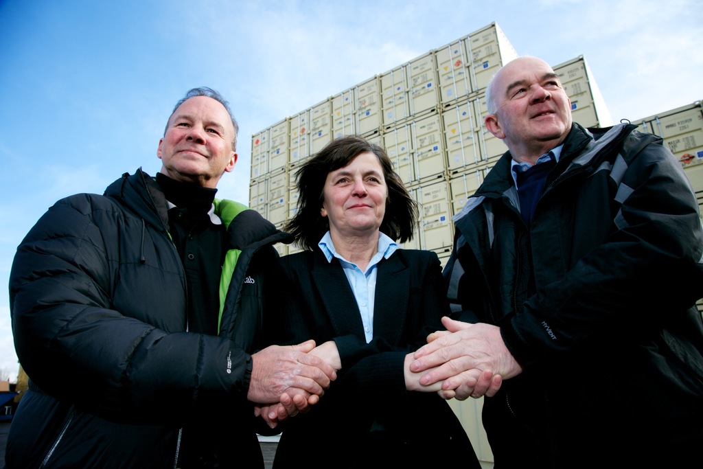 mobile mini acquires storage container business l-r william fraser, fiona milburn branch manager mobile mini glasgow depot, thomas fraser tm