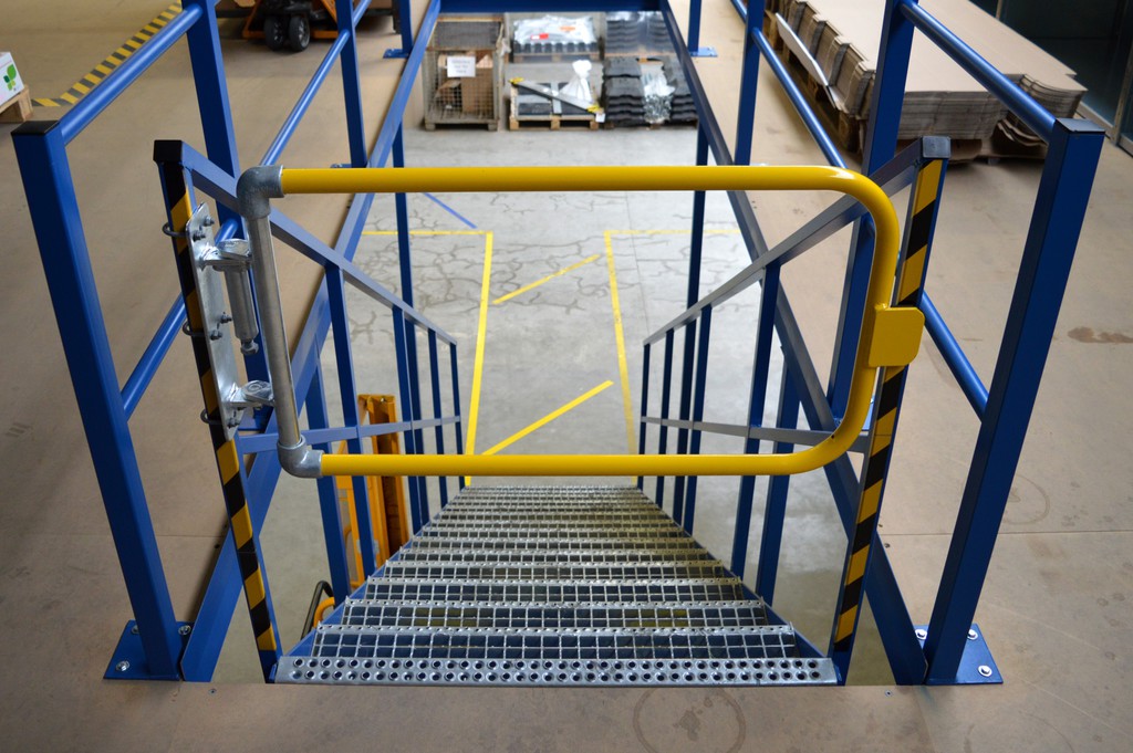 self closing safety gate