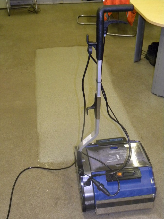 altro-floor-cleaning