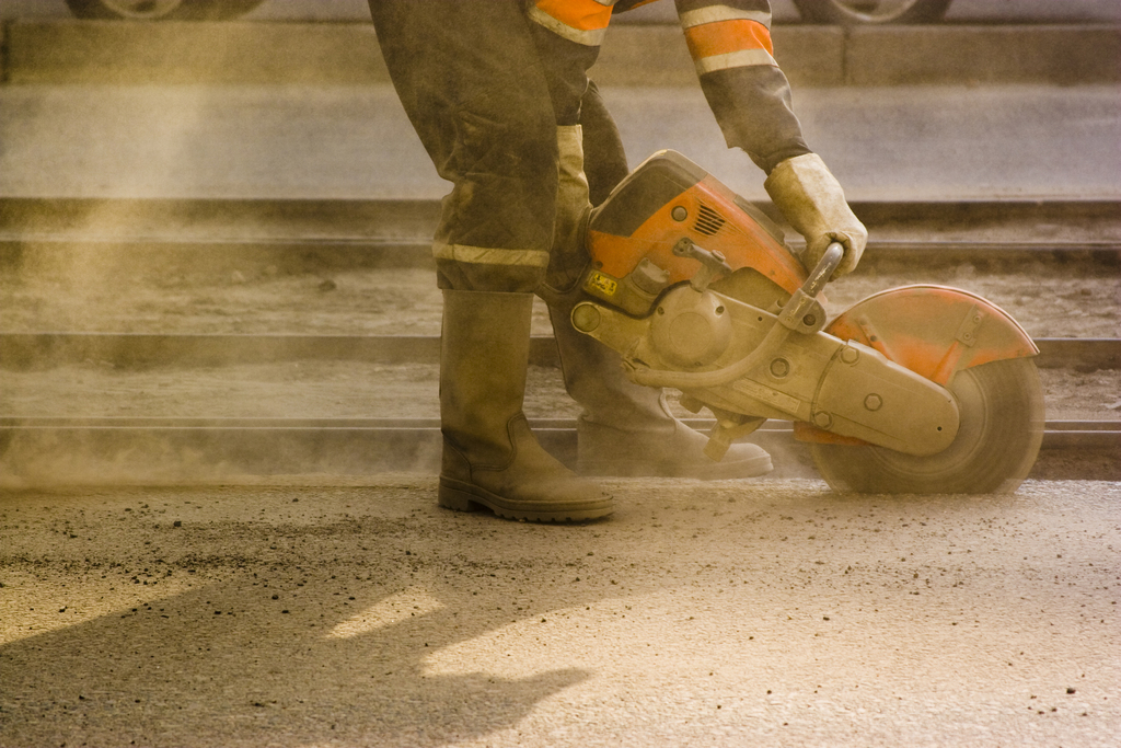 STOCK rod worker using grinder HAVS