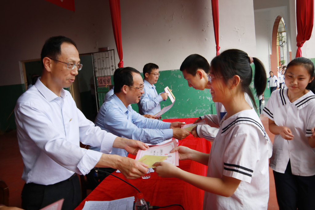 Students being presented with their scholarship certificates at a recent ceremony at Datian No.1 Middle School.