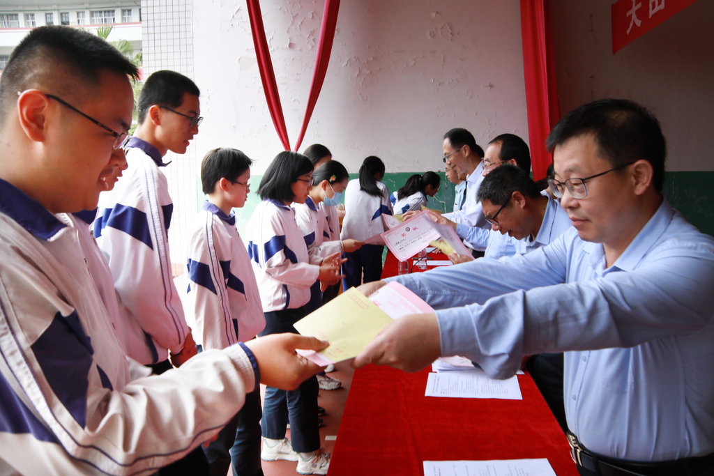 Students being presented with their scholarship certificates at a recent ceremony at Datian No.1 Middle School.