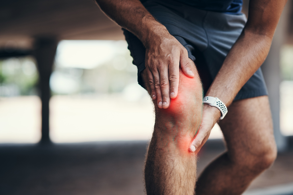 iStock-Knee-pain-1152133412