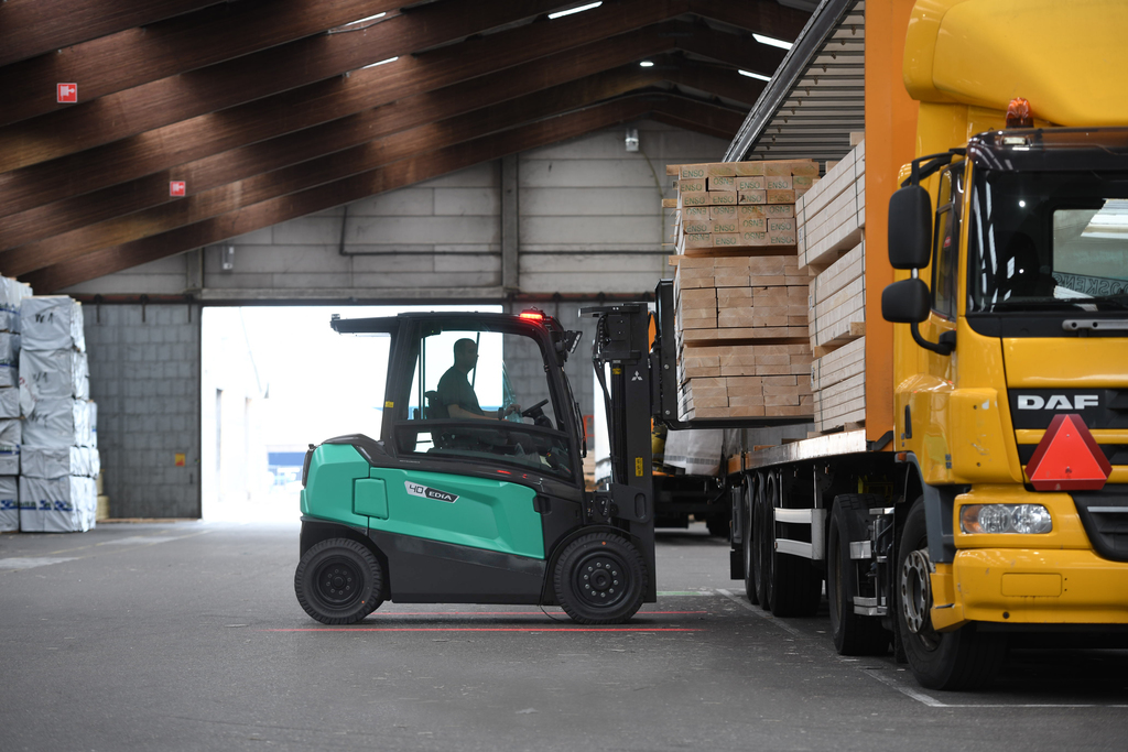 Mitsubishi-Forklifts-Trucks-enhances-features