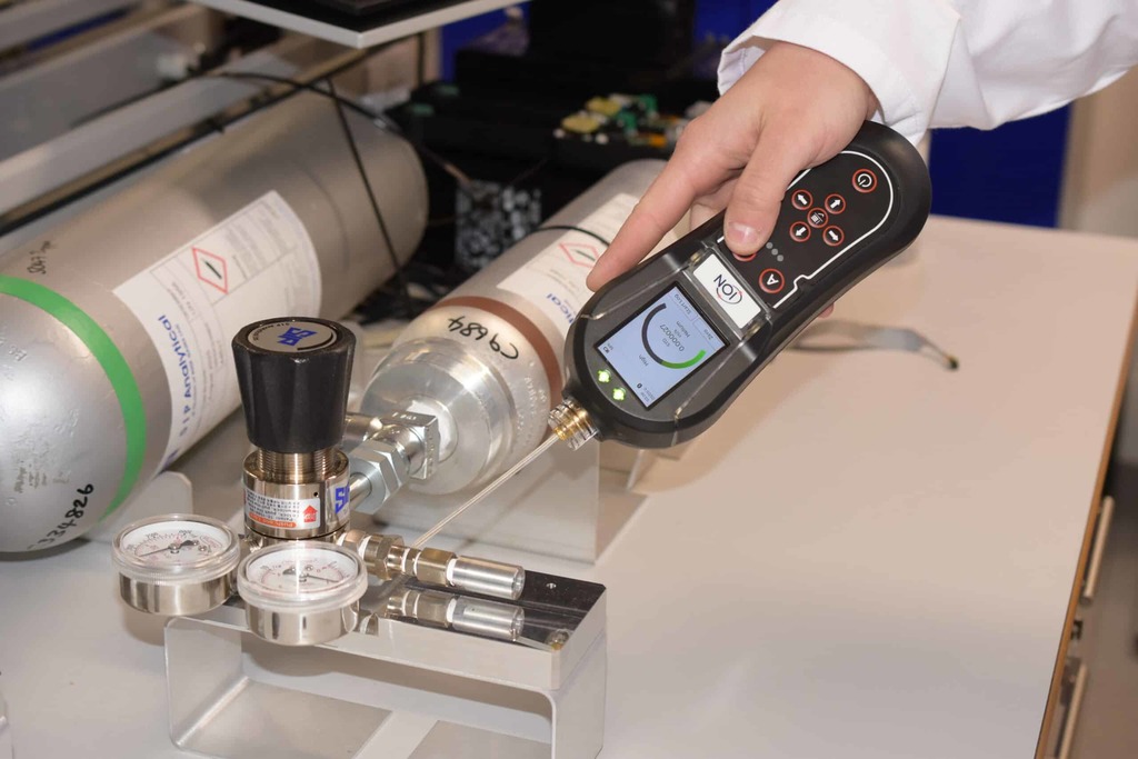 Highly sensitive gas leak detector